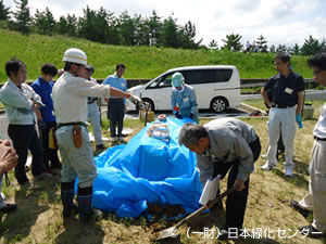 天敵微生物害虫防除剤の施工のようす