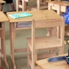 写真5　学校の木製の机・イス