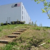 写真2　工場と山桜の丘の手作り木製階段