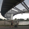 写真8　 ドイツ・ケール市側から見た歩行者・自転車専用橋。ライン川と並行する緑道と交差している