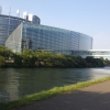 写真11　 イル川沿いの緑道から欧州議会を望む。国際協調と環境という欧州連合の政策を見る思いがする風景である