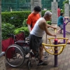 中国・華山緑地に設置されている運動器具を利用し、スポーツ・レクリエーションを楽しむ人々
