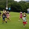 写真4　テストコースの芝生で遊ぶ子どもたち