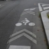 写真3　 カルチエ・ラタンの細い街路に路面表示された自転車通行帯