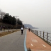 写真1　 幅員2m×2の往復自転車道と2.2mの歩道が河川沿いに連なる漢江（はんがん）の緑道（韓国、ソウル）