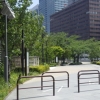 写真3　 通行帯の幅員が5m以上ある広い緑道だが、自転車の通行は禁止されている（千代田区、大手町川端緑道）