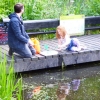 写真1　pond dippingを楽しむ親子