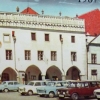 写真8　1967年（上）と1977年（下）のスヴォルノスティ広場（nam Svornosti）の様子。自動車が乗り入れていた様子がわかる（チェスキー・クルムロフ地域博物館で許可を得て撮影）