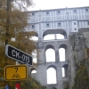 写真11　クルムロフ城のブラーシュティ橋（most Na Plasti）をくぐって続くチェコの自転車道7号線。欧州自転車道（EuroVelo7）も兼ねている