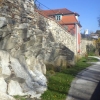写真14　 画家のエゴン・シーレ（Egon Schiele）が住んでいた家に続く街はずれの散歩道。河岸段丘の石積みは岩盤の基礎に直接積まれている