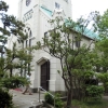 写真3　日本基督教団鎌倉教会にある津田仙ゆかりの月桂樹