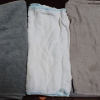 写真3　 左の市販の灰色を想像していたが、現実は右のタオル