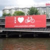 写真4　アムステルダム中央駅前の運河に浮かぶ巨大駐輪場
