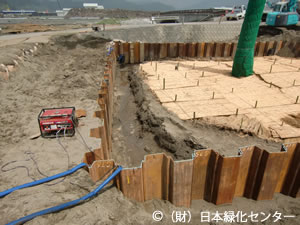 1角に集水した有孔管からポンプにより排水